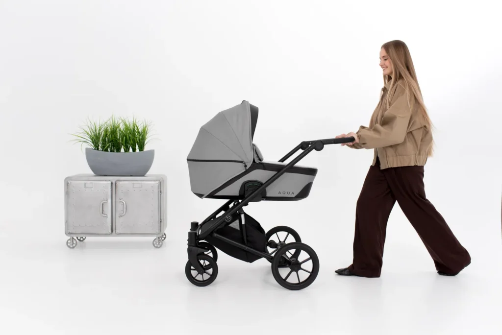 A mother with Aqua V.2 in a bright studio