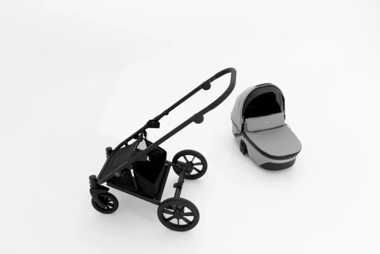 Lifting the carrycot off the Aqua chassis