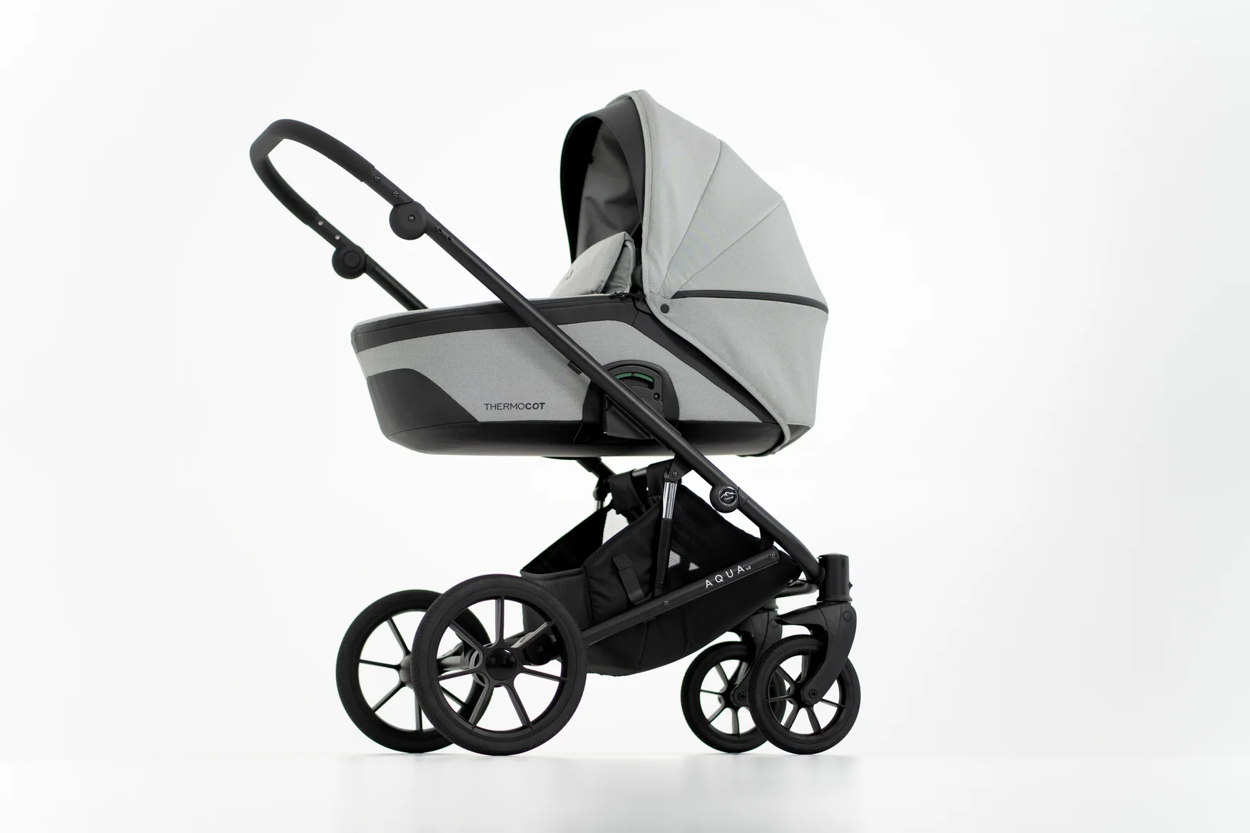 Aqua V.2 carrycot from the side