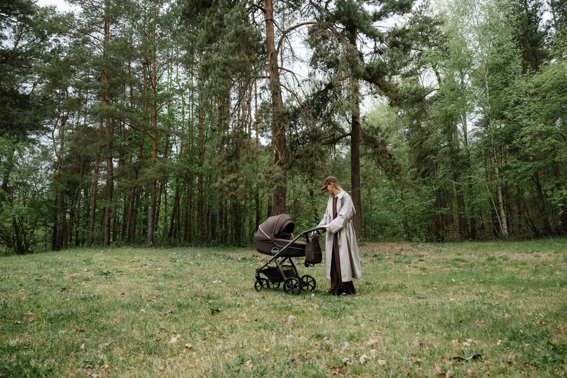 Mother with a Noordi Fjordi V.2 pram on a quiet forest meadow
