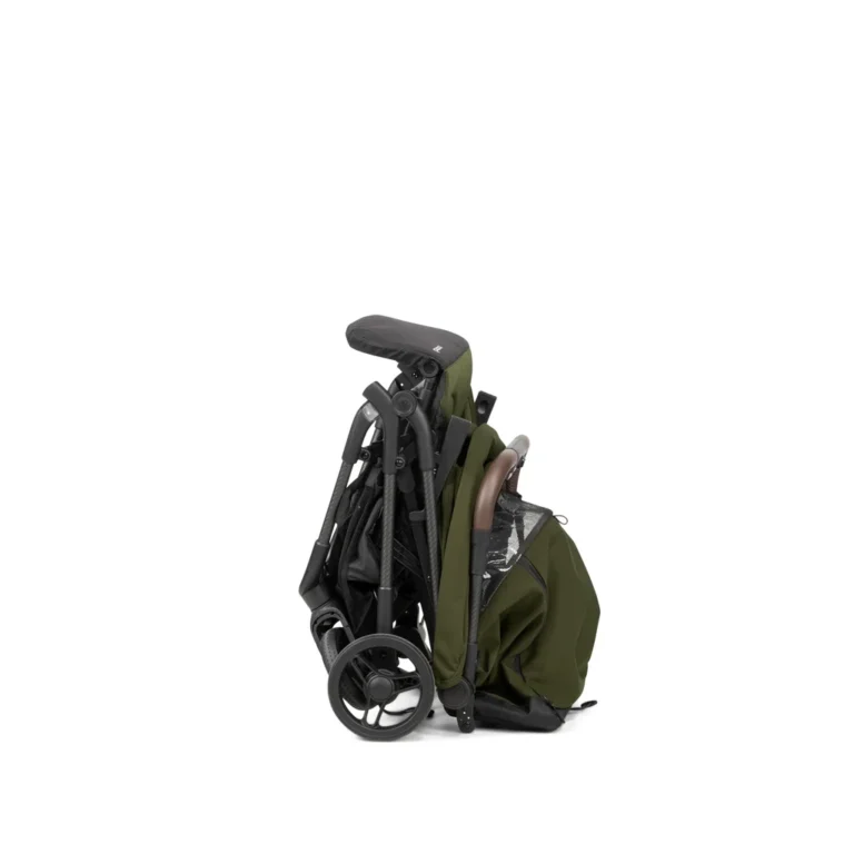 Sia folded and standing