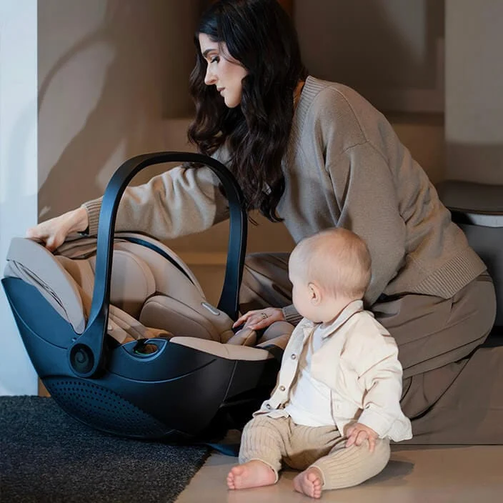 A mother with her baby and the Beno car seat at home