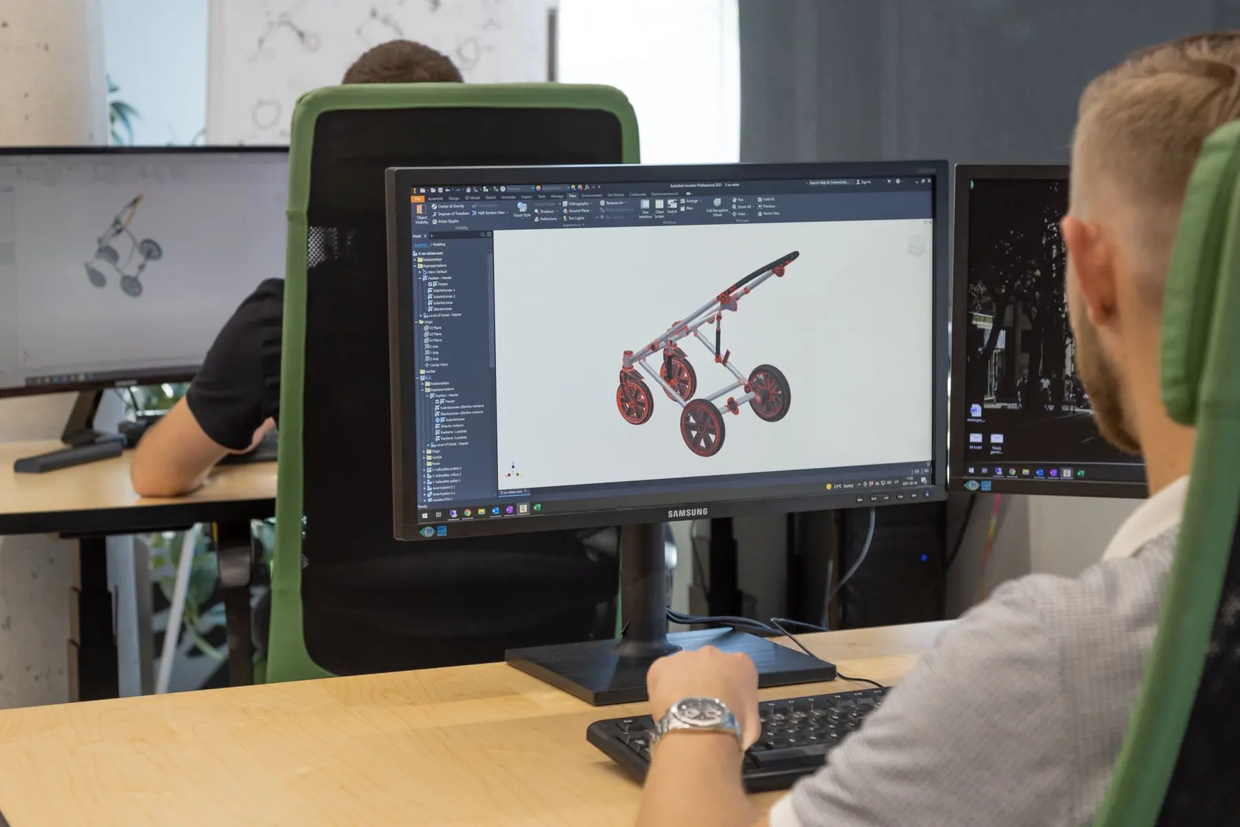 Noordi inžinierius modeliuoja vežimėlio rėmą 3D