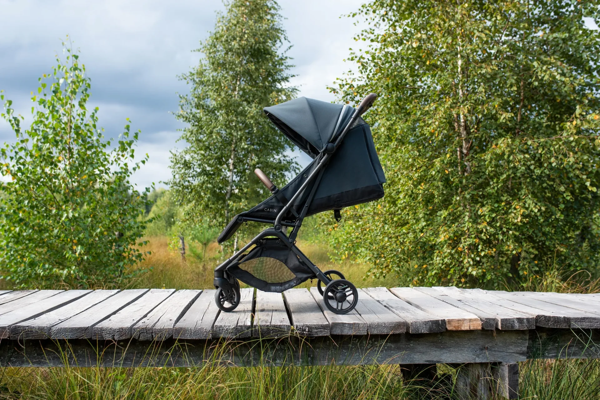 Noordi Sia Kinderwagen auf einem Holzsteg am Wasser