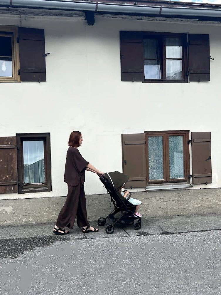 Parent with a Noordi Sia stroller outside a Nordic house
